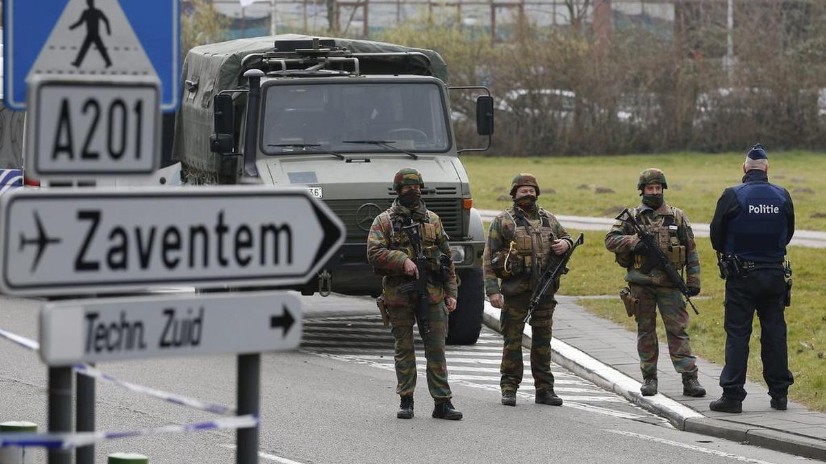Soldados del ejército patrullan las inmediaciones del aeropuerto de Zaventem en Bruselas (Bélgica) este 24 de marzo de 2016 tras los atentados del pasado martes en el que murieron 31 personas y hubo 300 heridos de cerca de una cuarentena de nacionalidades.