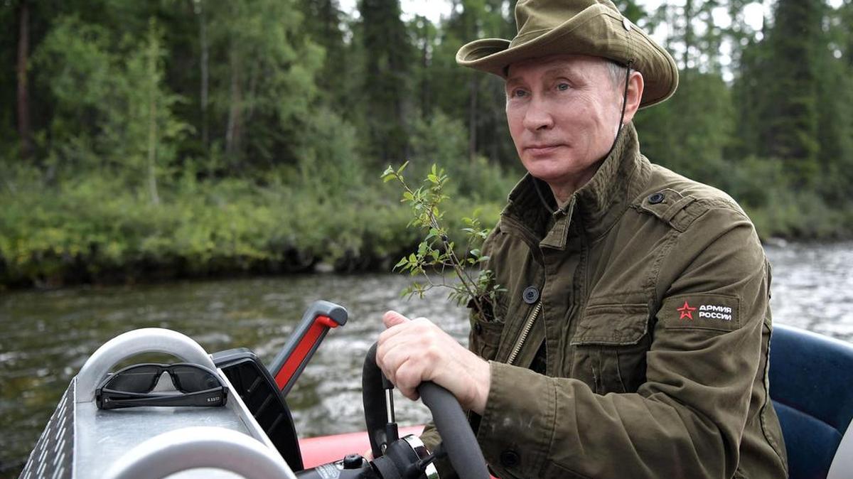 Además de pescar, Vladímir Putin aprovechó para inspeccionar en lancha varios riachuelos.
