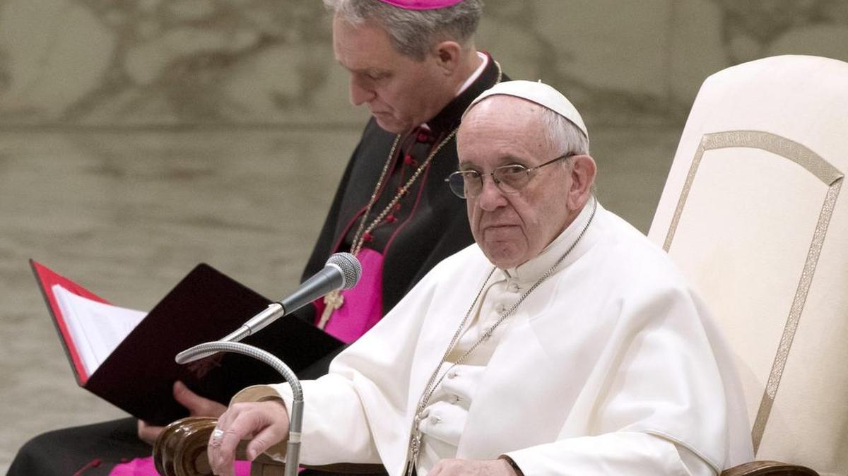 El papa Francisco (d) preside la audiencia general de los miércoles en el Aula Nervi en el Vaticano el 25 de enero de 2017.