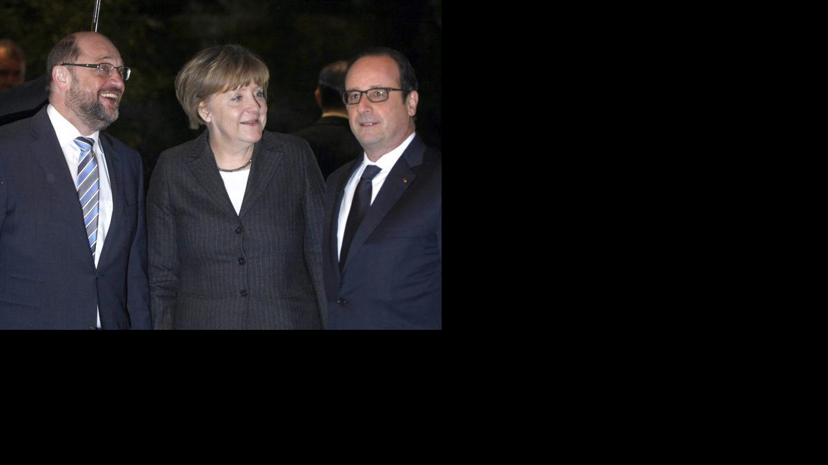
El presidente de Francia, François Hollande (der.) junto a la canciller alemana, Angela Merkel (c), posan antes de una cena informal en Estrasburgo, Francia.



