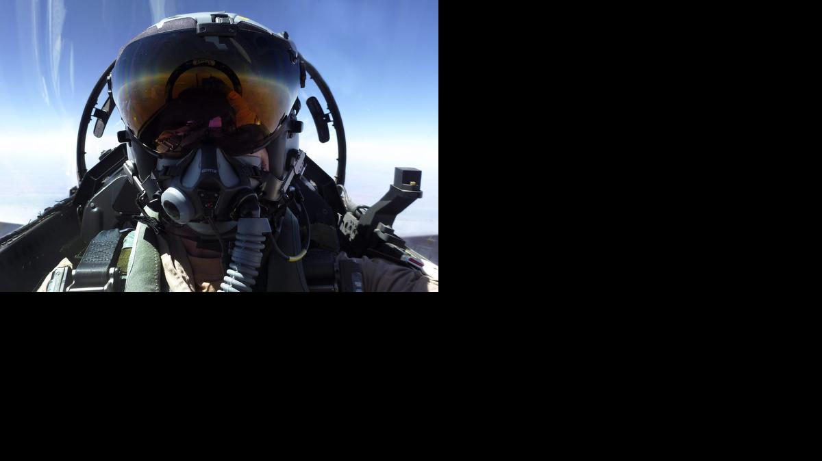 
Un piloto a bordo de un avión de combate Super Hornet F/A-1 de la Fuerza Aérea australiana mientras se dirige a la region de Oriente Medio, este viernes. 
