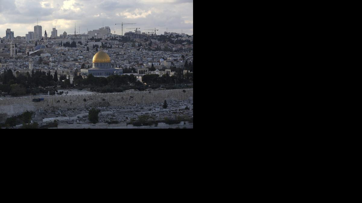 <cutline_leadin>La Cupula</cutline_leadin> de la Roca (cen.) en la Explanada de las Mezquitas desde el Monte de los Olivos en Jerusalén, Israel.<252><252>