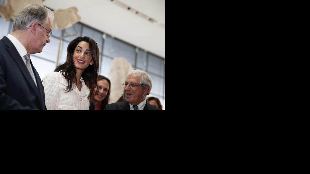 
Amal Clooney (segunda desde la izquierda) visita el Museo de la Acrópolis acompañada por funcionarios griegos.
