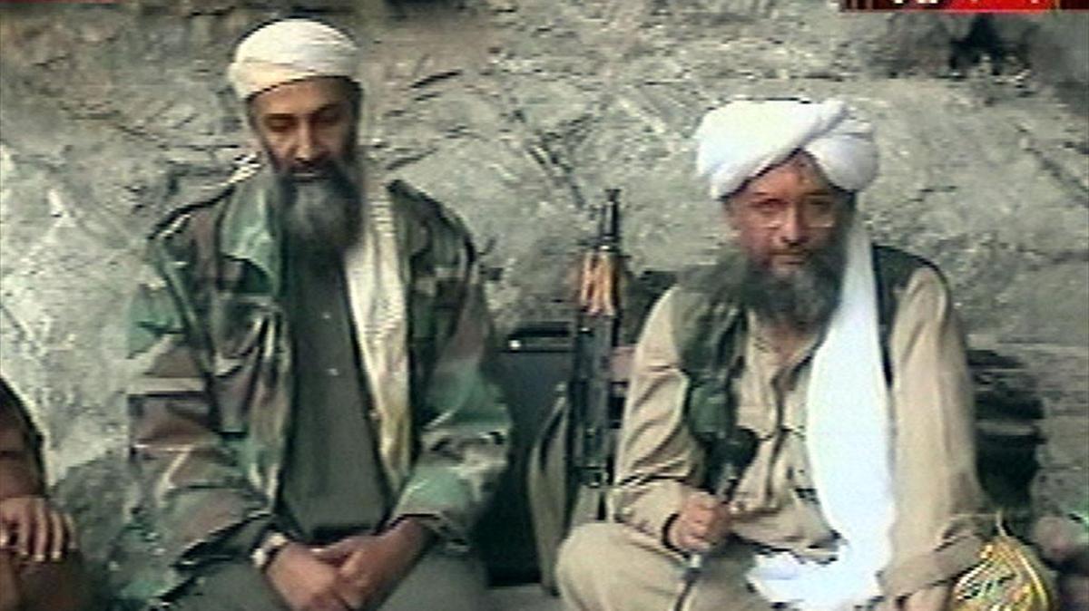 Osama Bin Laden y su mano derecha, Ayman al-Zawahri, en una foto de archivo del 2001.