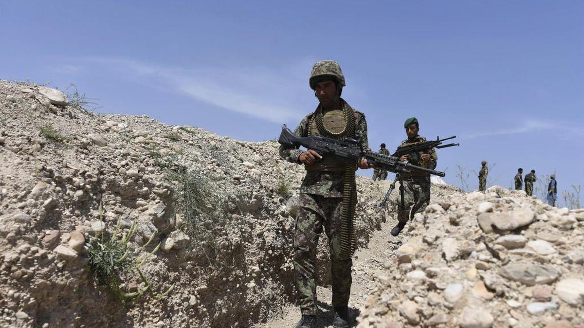 Miembros de las fuerzas de seguridad afganas toman posiciones durante una operación contra el grupo yihadista Estado Islámico (EI) en el distrito de Chaparhar, en la provincia de Nangarhar (Afganistán) el 8 de mayo de 2017.