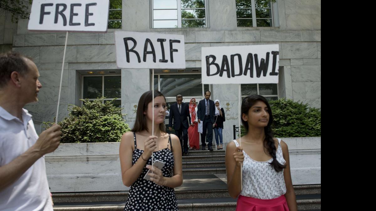 
Activistas protestan frente a la embajada de Arabia Saudita en Washington DC, el jueves.
.
