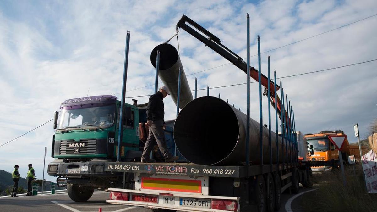 Rescatistas continúan los esfuerzos para encontrar a un niño que se cayó en un pozo en el sur de España, el 17 de enero de 2019.