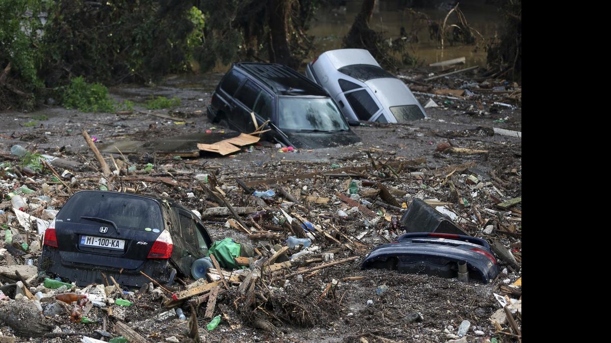 
Las severas inundaciones en Georgia han causado al menos 12 muertos, incluidos tres trabajadores de un parque zoológico, donde algunos animales lograron escapar y otras fallecieron ahogados.
