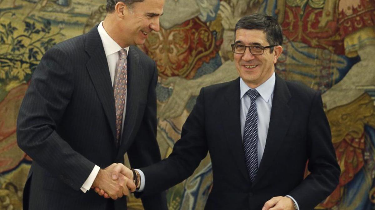 Tras su encuentro del lunes con el presidente del Parlamento, el socialista Patxi López (der.), el Rey Felipe VI decidió no convocar “de momento” otra ronda de consultas. “El Rey cree que es la hora de los partidos”, dijo López a la salida de la reunión.