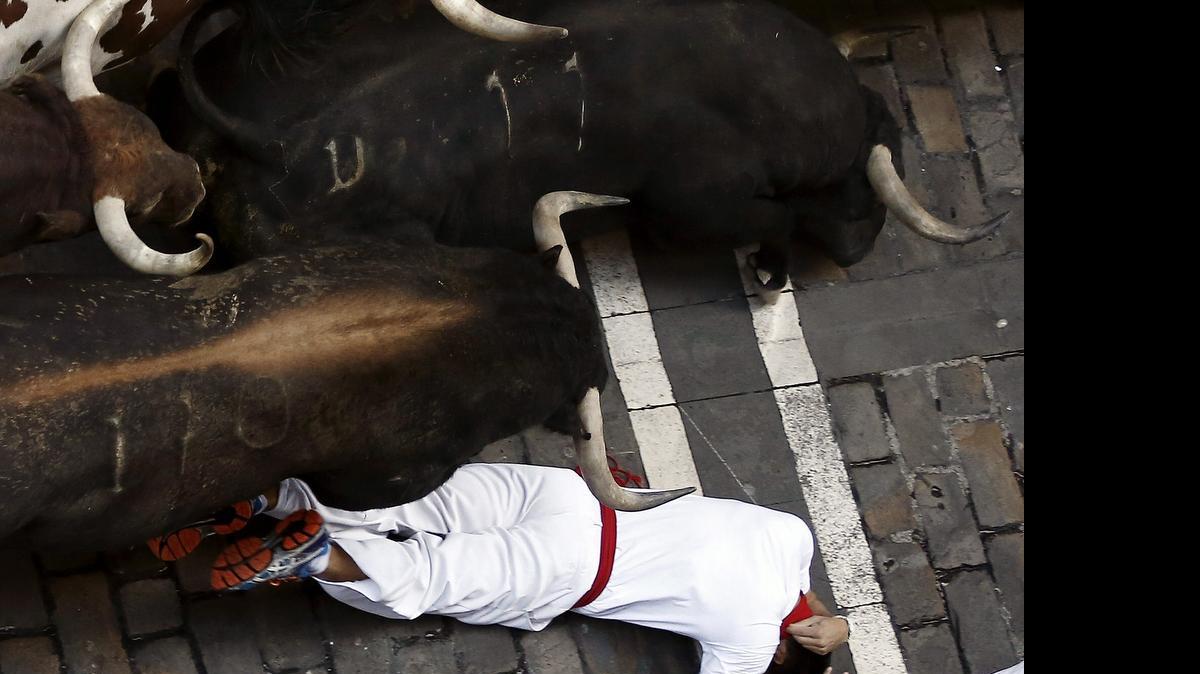 
 Tercer encierro de los sanfermines 2015 protagonizado por los toros del ganadero madrileño Victoriano del Río, que ha durado dos minutos y veintitrés segundos, se ha saldado con al menos dos heridos por traumatismos y en el que un toro adelantado de la manada ha creado numerosas ocasiones de peligro. 
