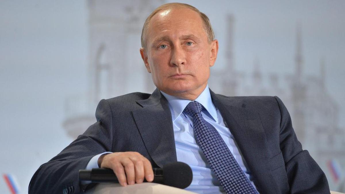 El presidente de Rusia, Vladimir Putin, asiste a una sesión del Frente Popular Ruso durante el "Foro de Acción.Crimea" en Yalta, en la península de Crimea, el 26 de octubre de 2016.