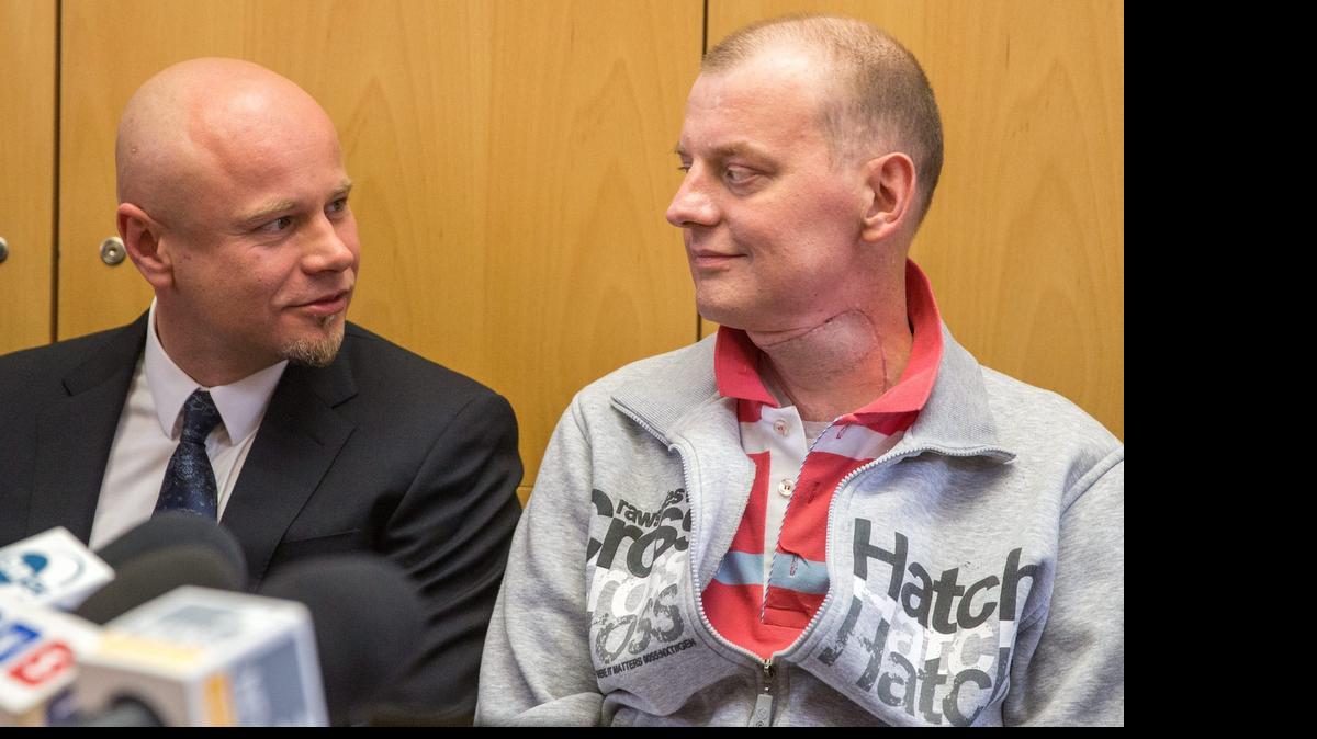 
El paciente Michal (der), junto al cirujano Adam Maciejewski, durante una conferencia de prensa en el Centro Oncológico Gliwice, en Gliwice, Polonia, hablan sobre el éxito de un transplante masivo de los órganos del cuello.
