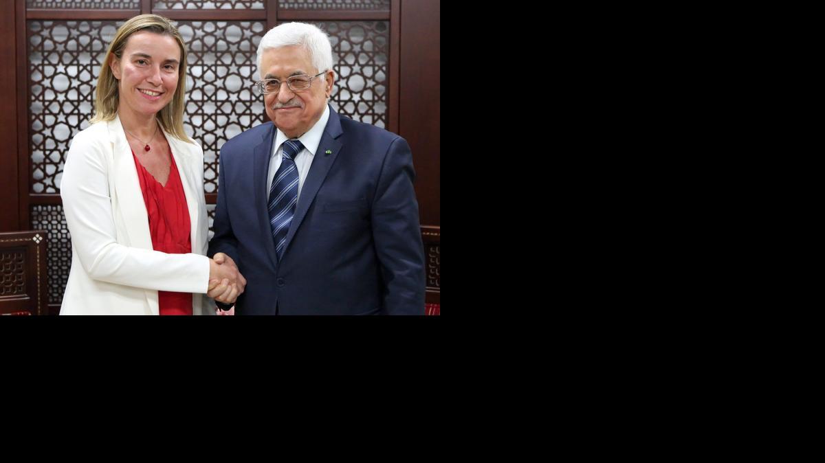 
Federica Mogherini, alta representante de Política Exterior y Seguridad de la Unión Europea, estrecha la mano del presidente palestino Mahmoud Abbas, en Ramallah. 
