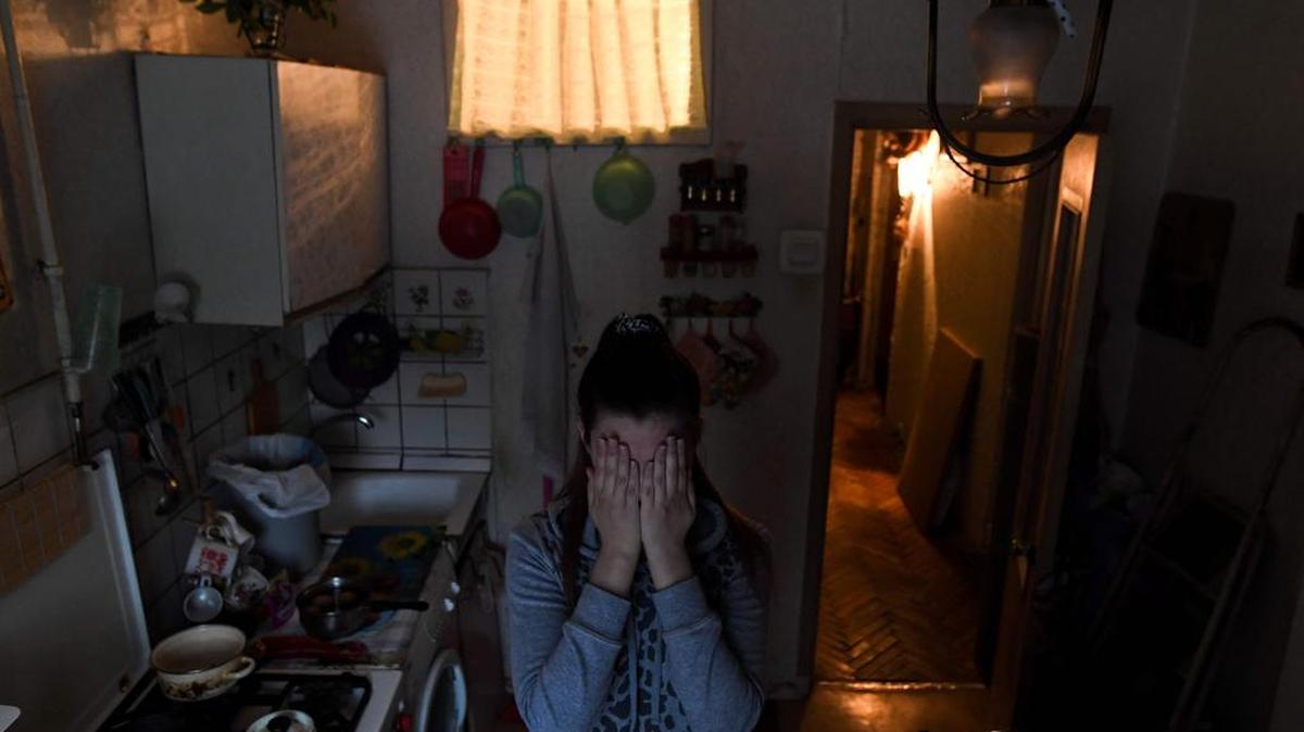 Alexandra, de 26 años, víctima de violencia doméstica, es vista en una cocina en un piso de Moscú el 3 de febrero de 2017.