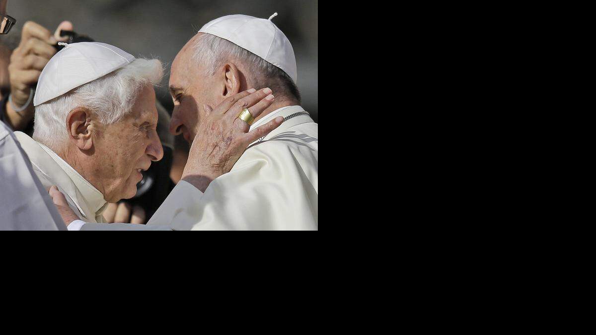 
El papa emérito Benedicto XVI (izq.) habla con el papa Francisco el domingo en la Plaza de San Pedro en el Vaticano.
