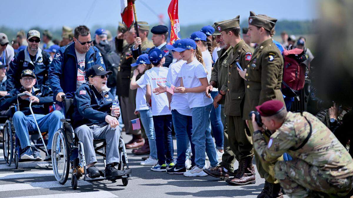 Veteranos de guerra del desembarco en Normandia durante el Día D, son recibidos en el Aeropuerto Deauville-Normandie, en Saint-Gatien-des-Bois, noroeste de Francia, el lunes 3 de junio de 2024. Los veteranos son los invitados especiales para la celebración del 80 aniversario de esa gesta histórica.