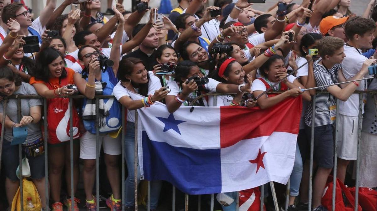 Numerosos fieles esperan la llegada del papa Francisco en Cracovia, Polonia el 27 de julio de 2016, con motivo de la Jornada Mundial de la Juventud (JMJ) de 2016 entre ellos jovenes dominicanos muestran su bandera. El pontífice instó a Polonia a mostrarse "disponible" para acoger a los inmigrantes, "aquellos que huyen de las guerras y el hambre", en el primer discurso que pronunció en Cracovia, ante las autoridades en el palacio de Wawel.