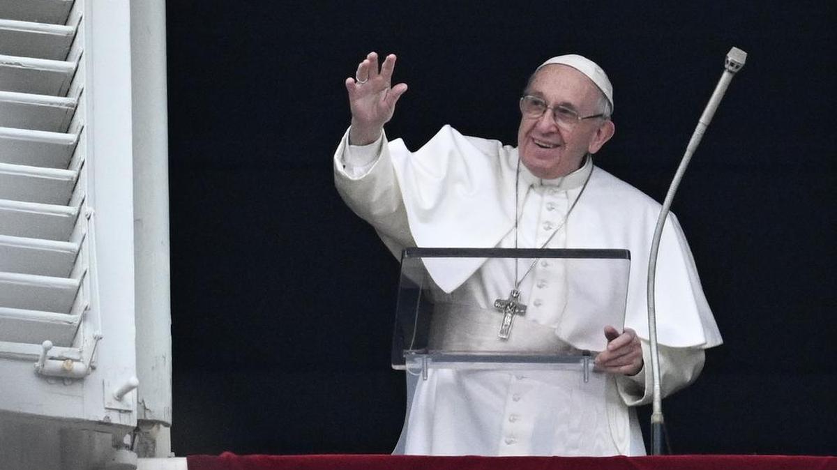 El Papa Francisco saluda a los fieles desde la ventana del Palacio Apostólico en la plaza de San Pedro en el Vaticano el 13 de enero de 2019.