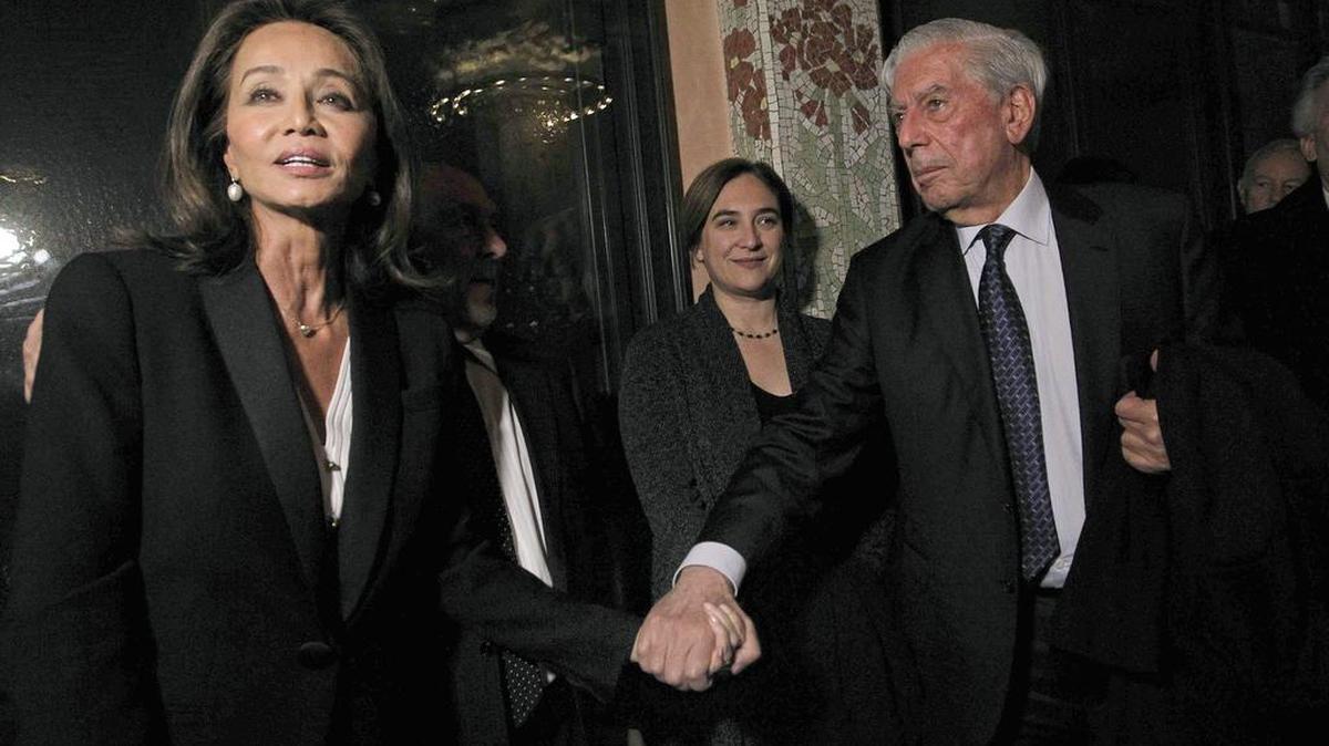 El escritor Mario Vargas Llosa, su pareja Isabel Preysler (i) y la alcaldesa de Barcelona, Ada Colau (c), abandonan el Palau de la Música donde esta noche el mundo de la cultura ha rendido homenaje a la agente literaria Carmen Balcells, fallecida en septiembre, en un acto en el que se han proyectado un documental con imágenes inéditas realizado por Leopoldo Pomés.