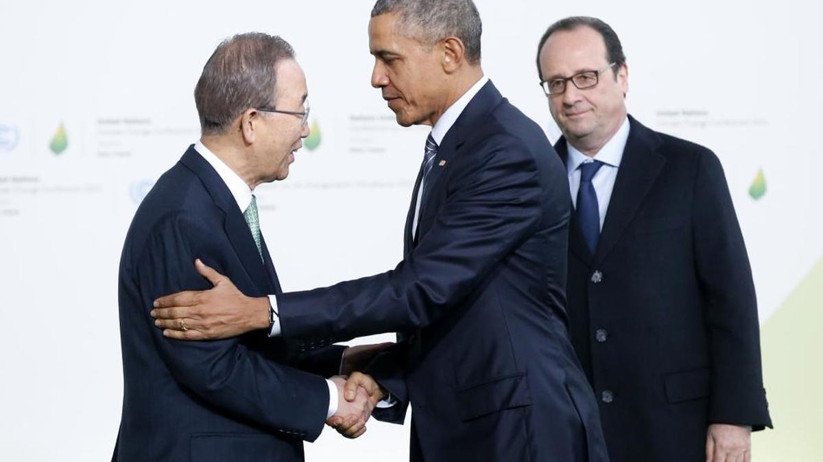 El presidente francés Francois Hollande (der), observa al Secretario General de las Naciones Unidas, Ban Ki-moon (centro) saludar al presidente de EEUU Barack Obama.
