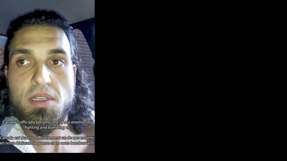 
Michael Zehaf-Bibeau grabándose desde un teléfono móvil minutos antes de atacar el Parlamento canadiense en Ottawa y de matar a un soldado que hacía guardia en un monumento, en octubre de 2014. 
