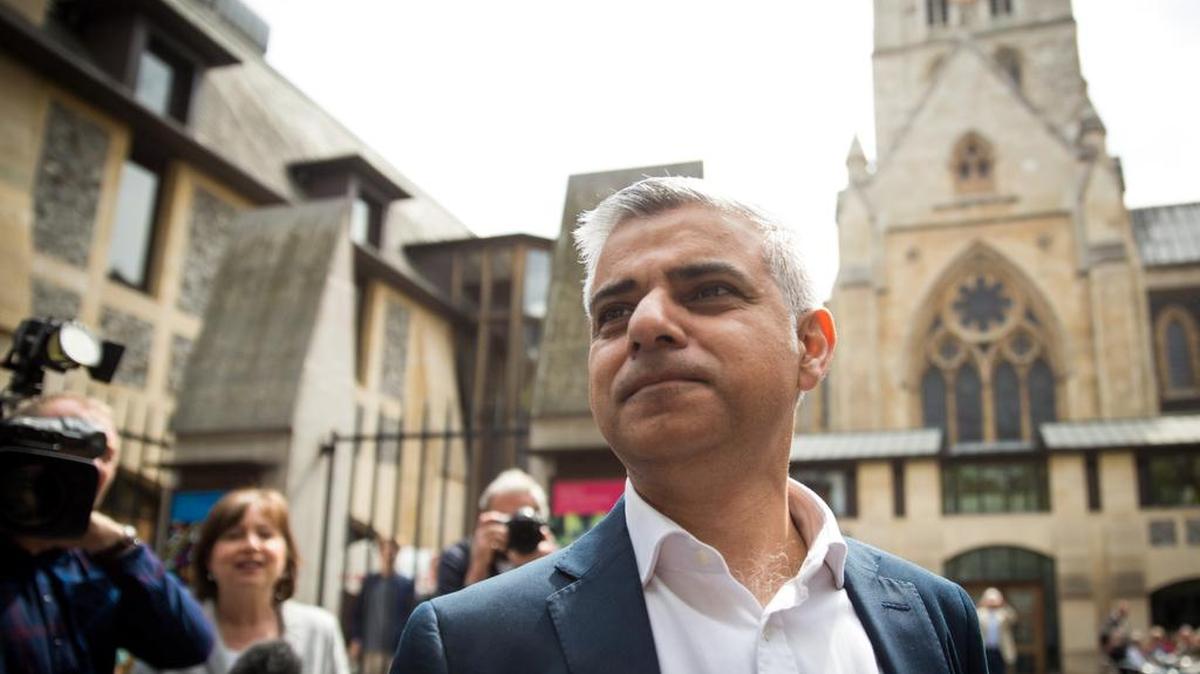 Sadiq Khan, el alcalde electo de Londres, sale de la Catedral Southwark después de ser juramentado el sábado en Londres.