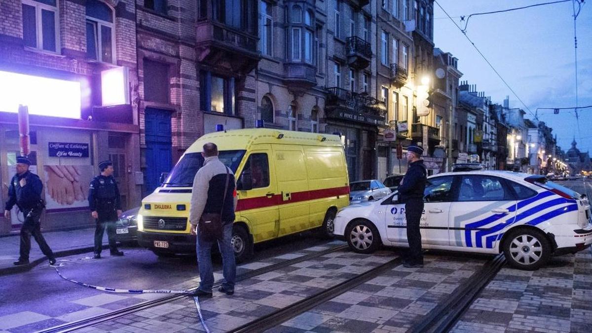 Policías belgas acordonan las calles cercanas a la estación de metro de Maelbeek, Bruselas, Bélgica, el 22 de marzo del 2016, tras los atentados en esta ciudad en los que al menos 34 personas han muerto y otras 200 han resultado heridas.