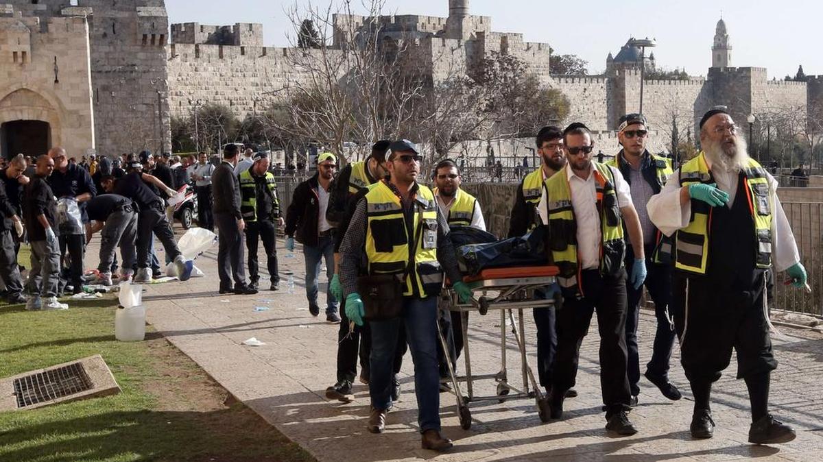 Dos palestinos del campo de refugiados de Qalandia, comenzaron a apuñalar a viandantes en una zona de gran afluencia.