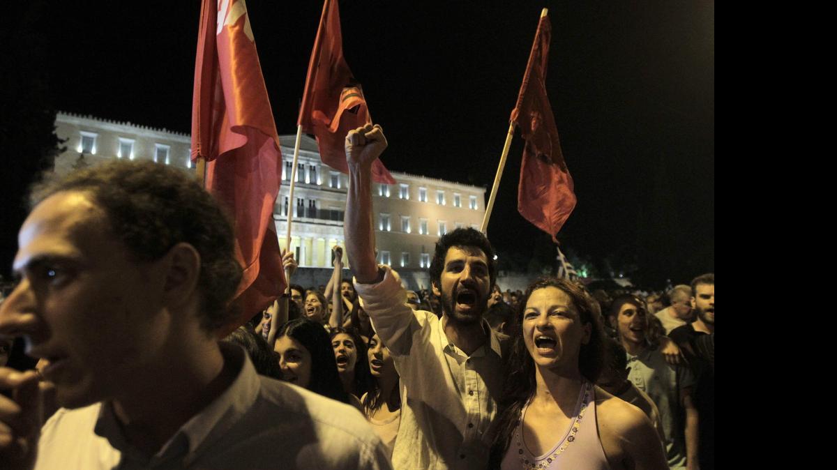 
Los griegos han enviado un “no” rotundo a Europa al rechazar con una amplia mayoría la propuesta presentada por los acreedores y sobre la que se expresaron en el referéndum celebrado el domingo en Grecia.
