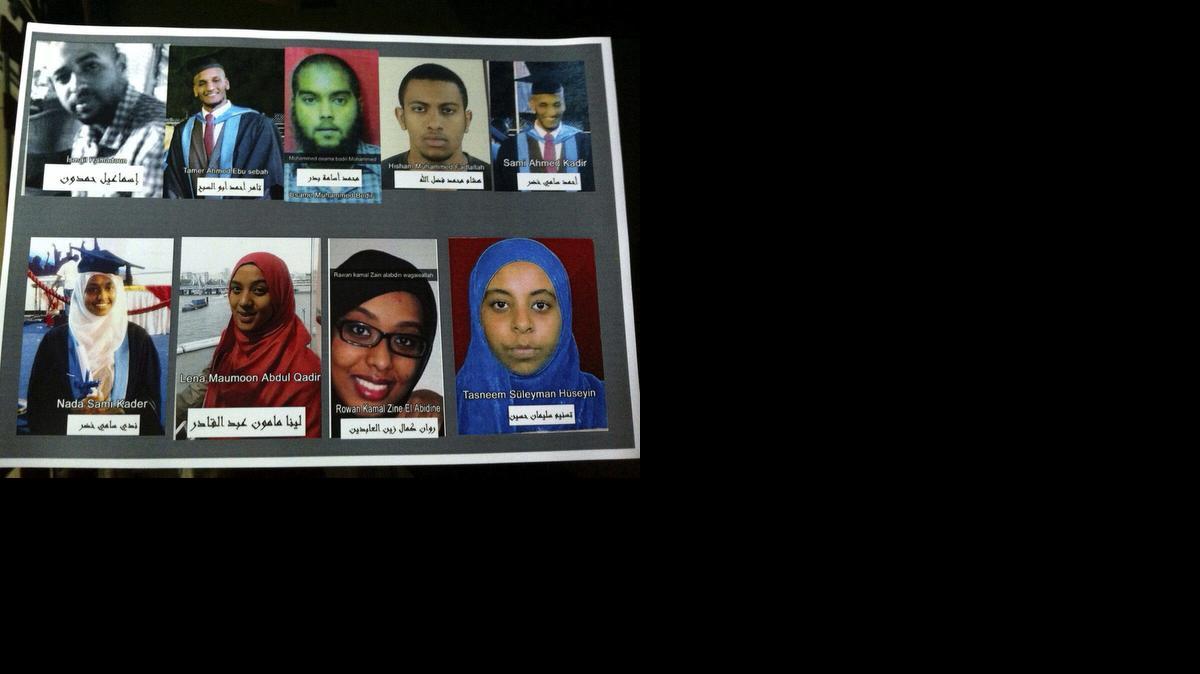 
Los familiares no dudan de que sus hijos se han afiliado al bando islamista en la guerra que desgarra Siria y tienen consigo un cartel (en la imagen) con las fotos de nueve de los jóvenes y sus nombres. 
