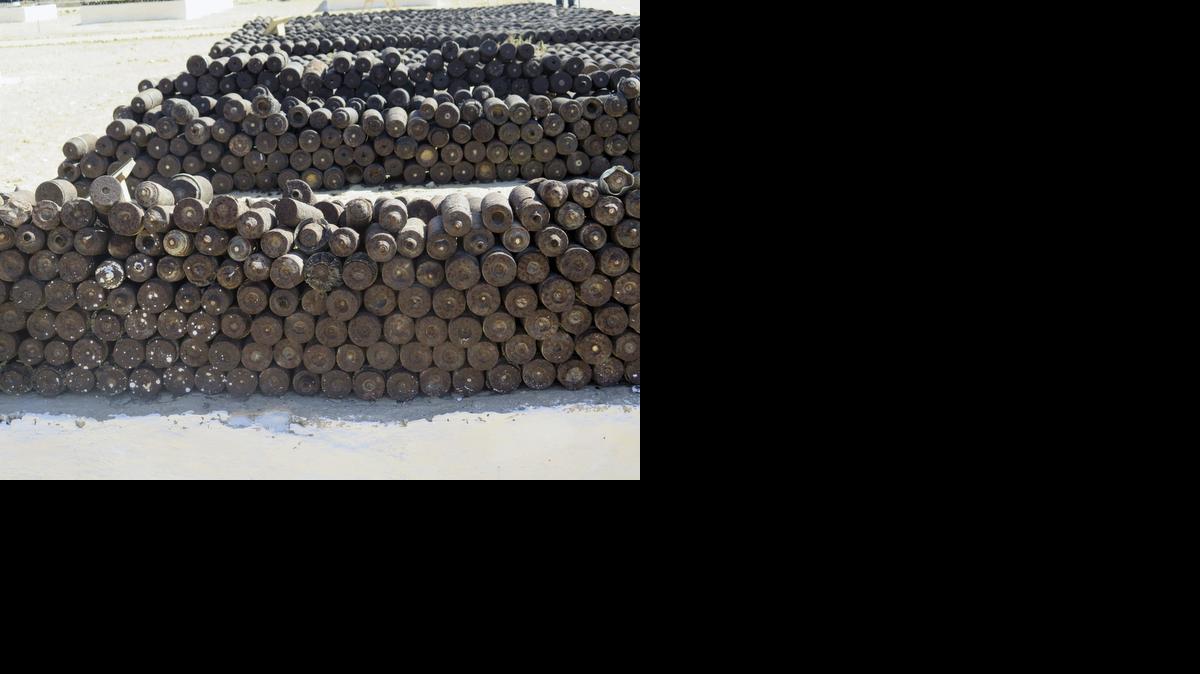 
Proyectiles desenterrados en el Al Alamein, Egipto, donde unas 697 personas han muerto por explosiones de minas de la Segunda Guerra Mundial. 
