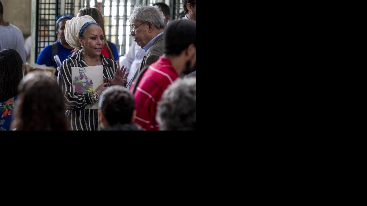
La exdiputada colombiana Piedad Córdoba (c) participa en el X Encuentro de la Red de Intelectuales, Artistas y Movimientos Sociales en Defensa de la Humanidad hoy, jueves 11 de noviembre del 2014, en la ciudad de Caracas (Venezuela). Más de 200 intelectuales venezolanos e internacionales de más de 30 países comenzaron hoy el evento donde expondrán sus puntos de vista sobre la revolución bolivariana. El encuentro, que se extenderá hasta el sábado, tiene como objetivo "reforzar la visión, el pensamiento y los valores de la Revolución Bolivariana" y el socialismo que impulsó el fallecido Hugo Chávez (1999-2013), afirmó en el acto de inauguración el vicepresidente de Venezuela, Jorge Arreaza. 
