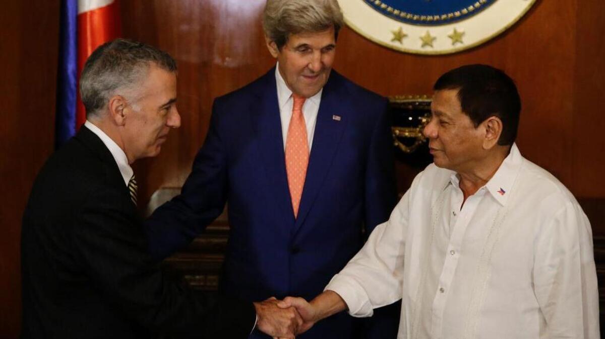 Esta foto de archivo tomada el 27 de julio muestra al Presidente de Filipinas Rodrigo Duterte saludando el embajador estadounidense en las Filipinas, Philip S. Goldberg y al secretario de Estado estadounidense, John Kerry durante su visita al palacio presidencial de Malacañang de Manila.