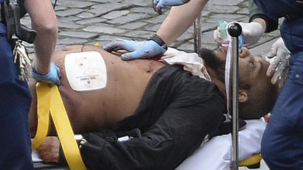Foto del atacante Khalid Masood cuando recibía atención médica.