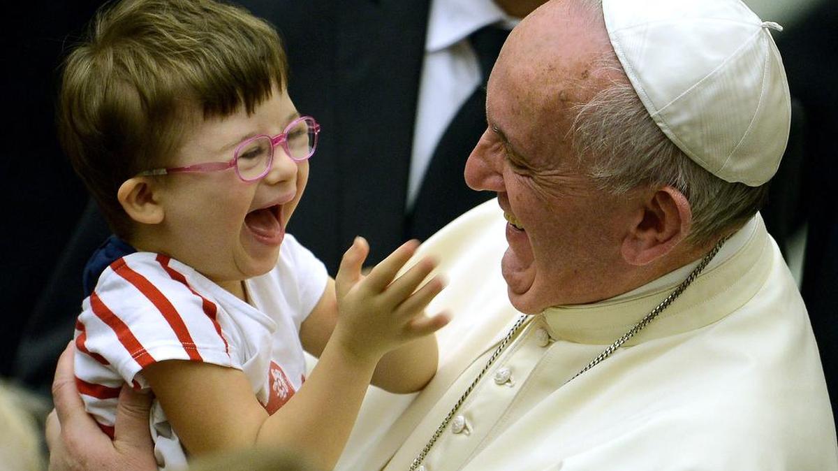 
El papa Francisco saluda a un niño durante una audiencia en el salón Pablo VI del Vaticano, el sábado 5 de septiembre. 
