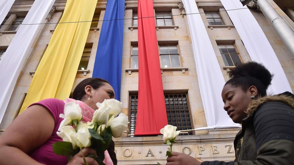 Colombianos celebran que el presidente de Colombia, Juan Manuel Santos ganó el Premio Nobel de la Paz en la plaza de Bolívar el 7 de octubre de 2016, en Bogotá. El presidente de Colombia, Juan Manuel Santos dedicó su Premio Nobel de la Paz a las víctimas de la guerra civil de su país, que ha trabajado para poner fin a través de un acuerdo de paz con los rebeldes comunistas impugnada.