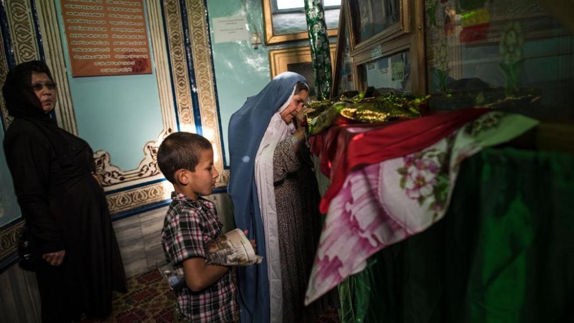 Afganos rezan en el templo Shah-Do Shamshira, donde mataron a la joven Farjunda Malikzada.