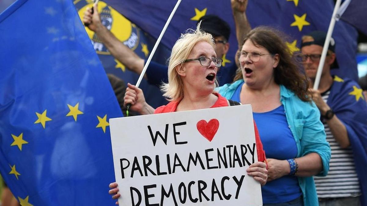 Una mujer anti-"brexit" protesta fuera del parlamento, en Londres (Reino Unido), el 20 de junio de 2018. La Cámara de los Comunes rechazó una enmienda a la ley del "brexit" que preveía otorgar al Parlamento británico poderes para determinar el curso de la negociación sobre la salida de la Unión Europea (UE), en caso de que el Gobierno no llegue a un acuerdo con Bruselas.