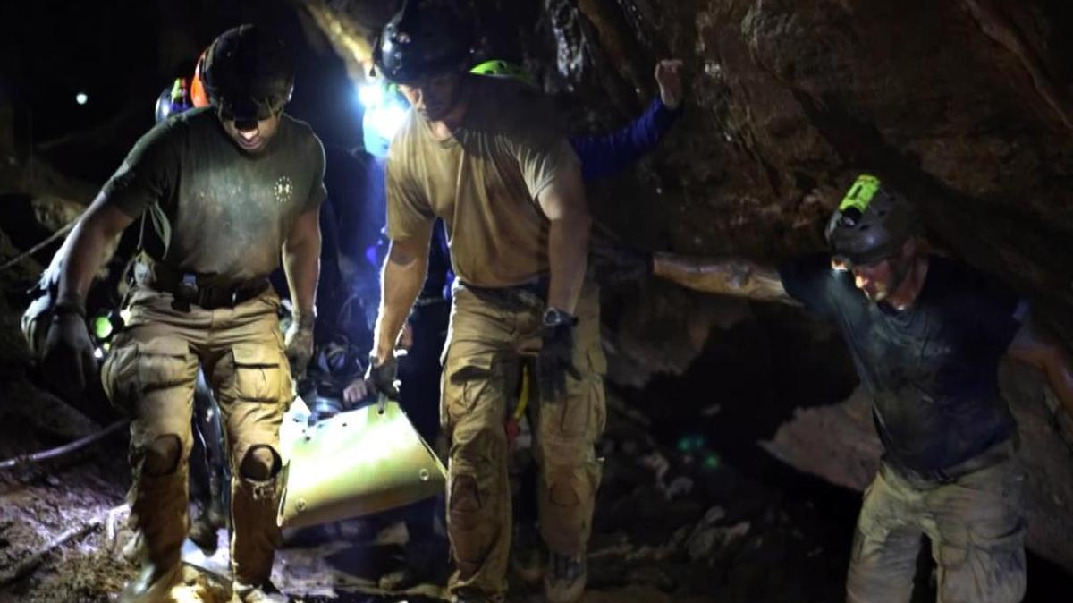 Varios miembros del equipo de rescate evacuan a un niño del equipo juvenil de fútbol atrapado en la cueva Tham Luang, en Chiang Rai (Tailandia), el 11 de julio de 2018.