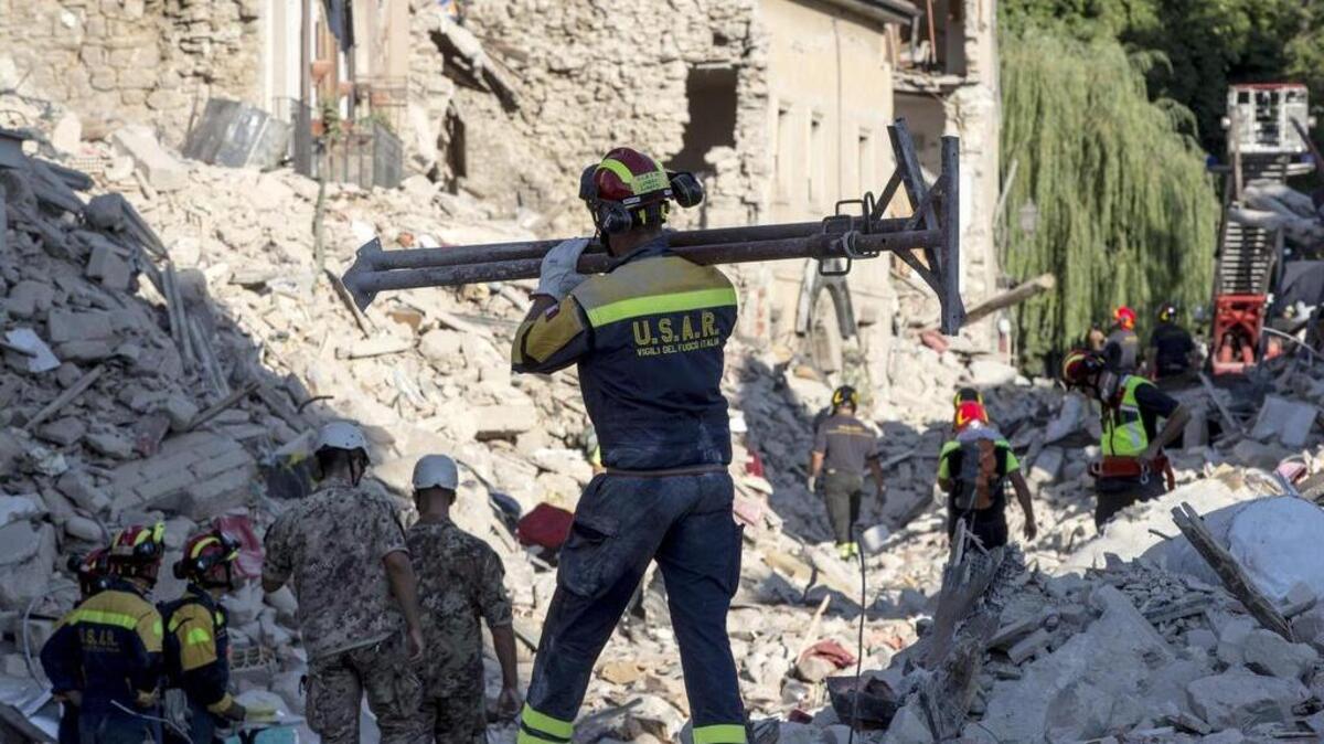 Agentes de rescate buscan entre los escombros por víctimas cinco días después del devastador terremoto que afectó al centro de Italia, en Amatrice, el 29 de agosto de 2016.