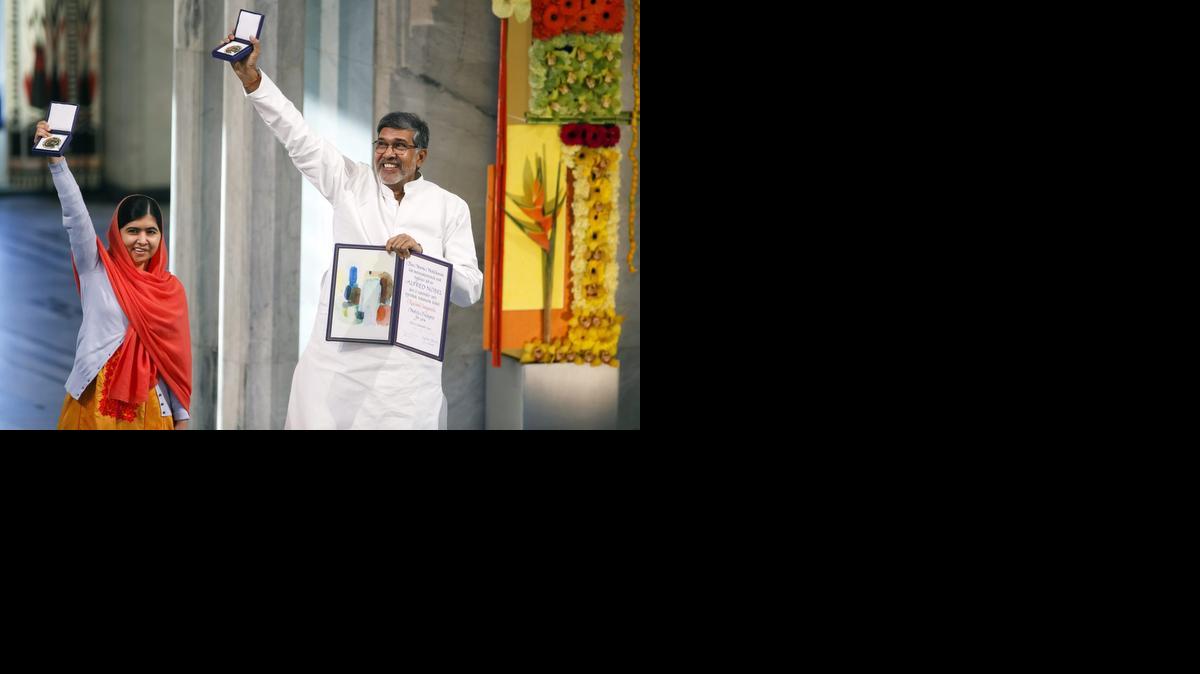 <cutline_leadin>La adolescente</cutline_leadin> paquistaní Malala Yousafzai (izq) y el presidente de la Marcha Global contra el Trabajo Infantil, el indio Kailash Satyarthi (der.), muestran sus medallas y diplomas durante la ceremonia de entrega del Premio Nobel de la Paz en el Ayuntamiento de Oslo, Noruega, el miércoles.<252><252>