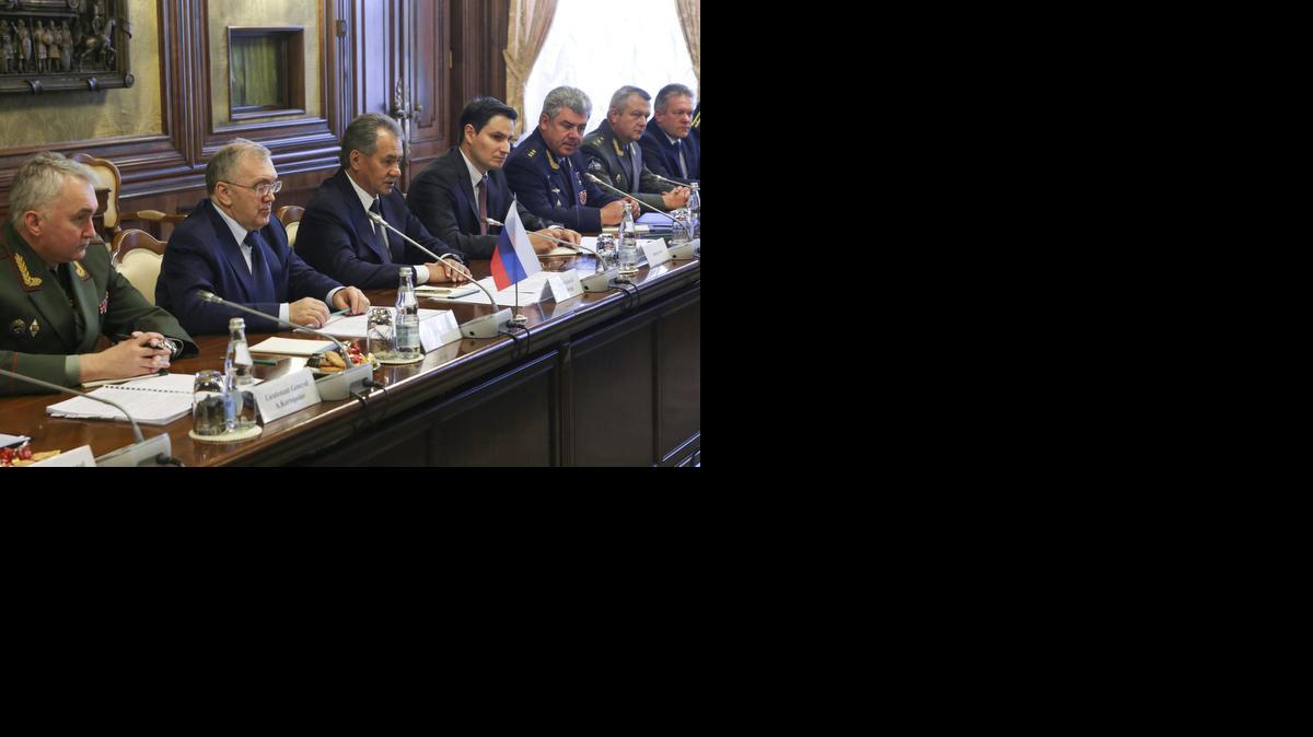 
El ministro de Defensa ruso, Serguéi Shoigu (3 izq.), se reúne con su homólogo malasio, Hishamudin Husein (no visible en la foto), en Moscú, Rusia, este miércoles.


