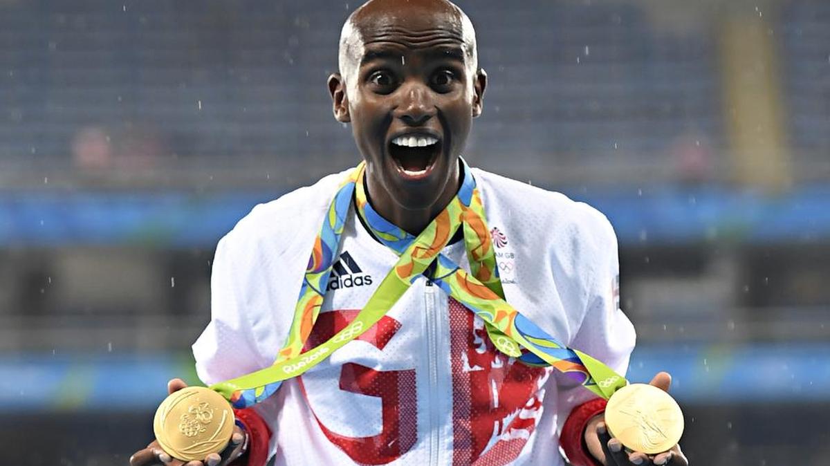 El corredor británico-somalí Mo Farah muestra las medallas de oro que ganó en las Olimpiadas de Río, el 21 de agosto de 2016.