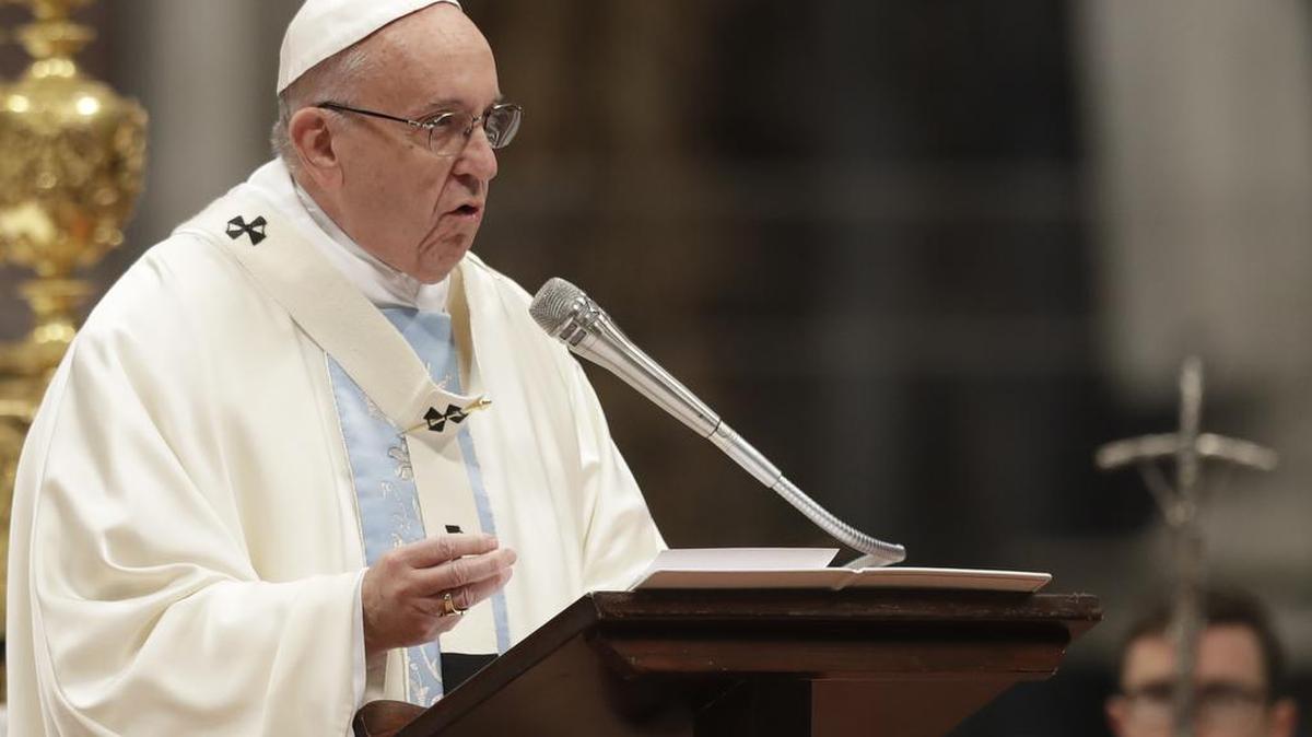 El Papa Francisco celebra una misa de Año Nuevo en la Basílica de San Pedro en el Vaticano, el domingo 1 de enero de 2017.