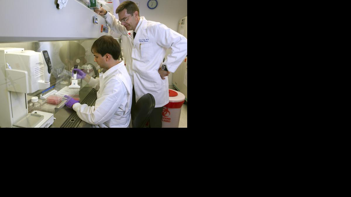 Fotografía cedida por el Centro Médico de la Universidad de Vanderbilt el martes, que muestra al doctor en Medicina James Crowe, director del Centro de Vacunas de Vanderbilt (d) y al estudiante graduado Andrew Flyak mientras trabajan con anticuerpos producidos por células B de personas de África que han sobrevivido al virus del ébola en el laboratorio universitario en Nashville, Tennessee.
