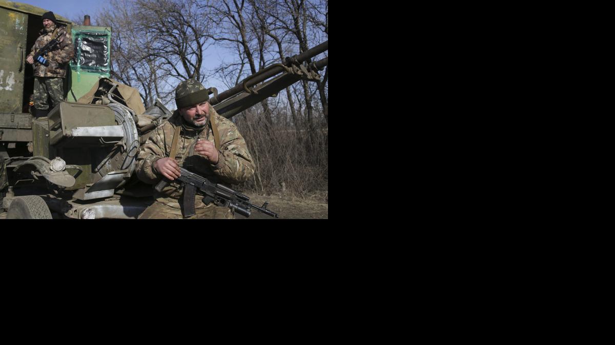 
Soldados ucranianos pasan el lunes por Artemivsk cerca de Debaltsev en la zona de Donetsk en Ucrania, que comenzará la retirada del armamento pesado de la zona de seguridad en el este del país en cuanto las milicias prorrusas respeten el alto el fuego.


