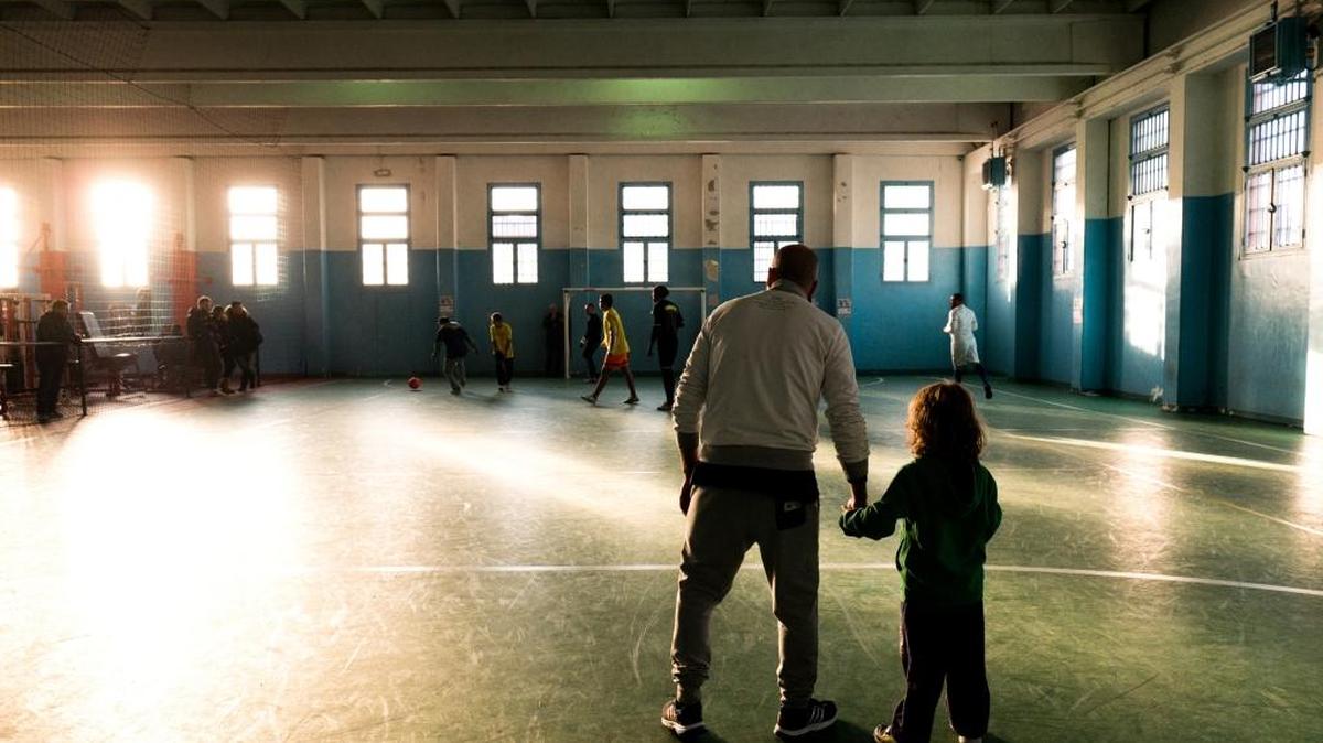Prisioneros en la cárcel Opera de Milán juegan con sus hijos un partido de fútbol.
