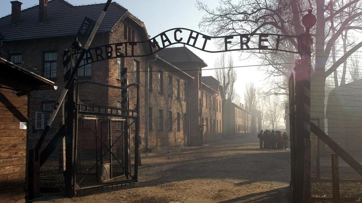 Entrada al antiguo campo de concentración nazi de la muerte KL Auschwitz.