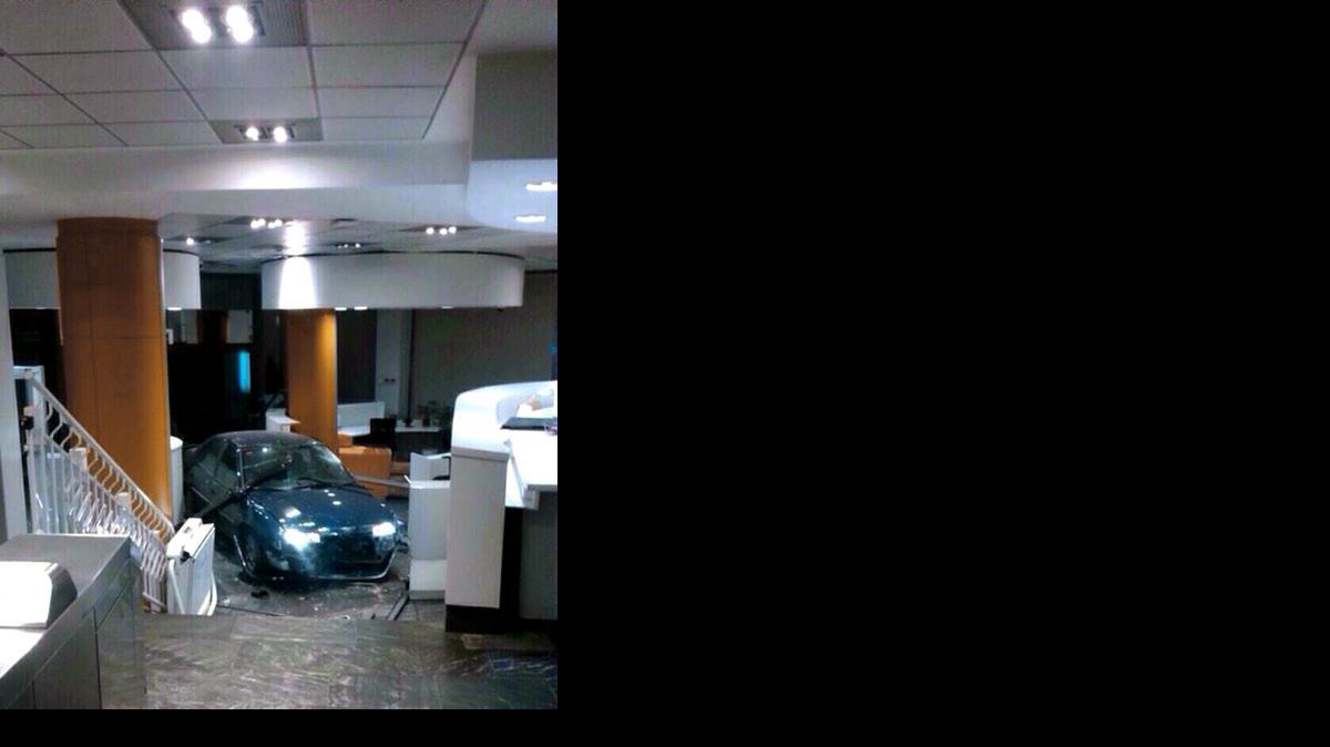 <cutline_leadin>El auto</cutline_leadin> que un hombre empotró en la mañana del viernes contra el edificio de la sede del PP en Madrid.