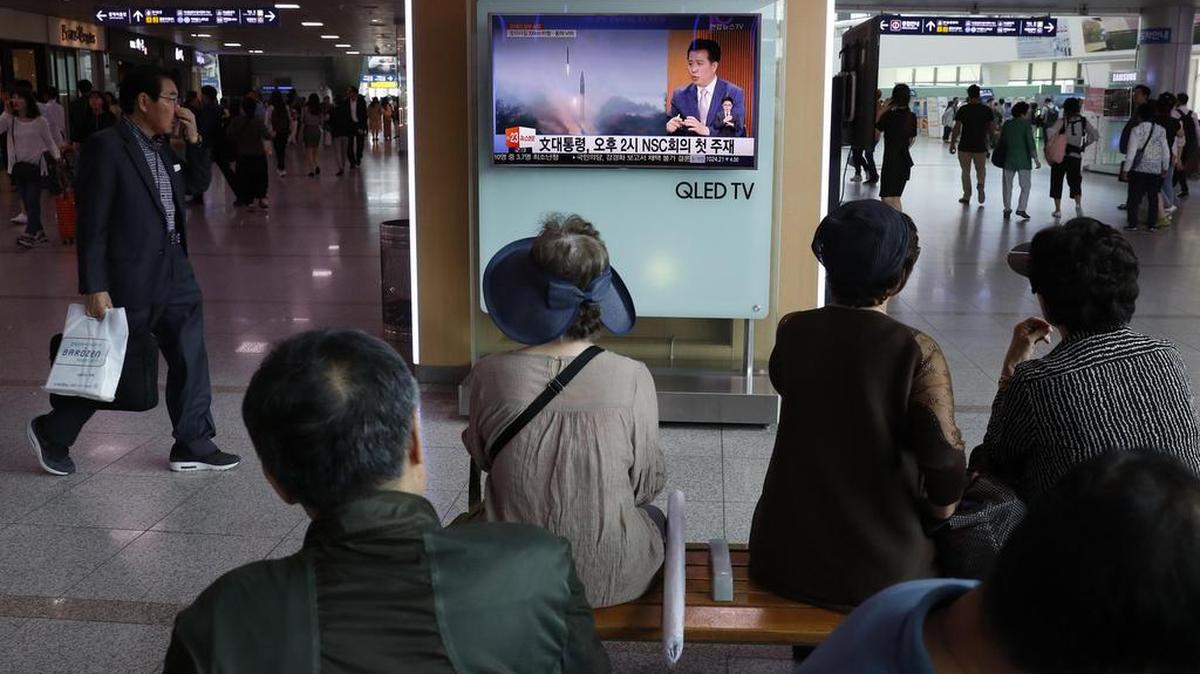 Surcoreanos observan una emisión televisiva de un noticiero sobre el reciente lanzamiento de misiles de Corea del Norte en una estación de Seúl, Corea del Sur, el 8 de junio de 2017.